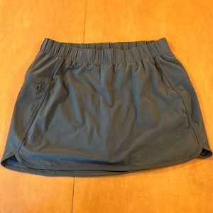 CALIA by Carrie Underwood effortless woven skort in green size M